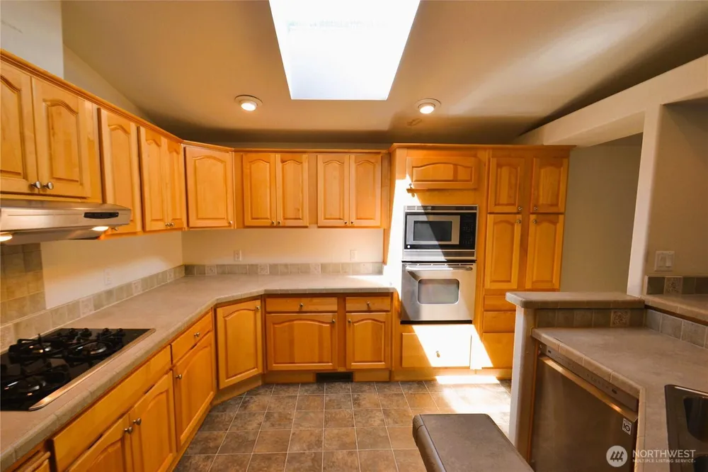 21628 SE 272nd Pl, Maple Valley, WA 98038