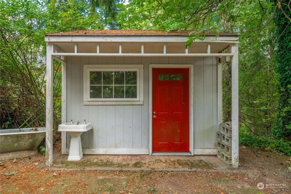 25401 Kanasket Dr, Black Diamond, WA 98010