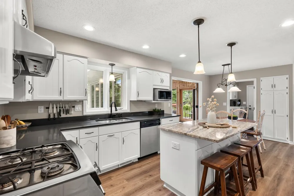 11332 Creekridge Dr, Eden Prairie, MN 55347