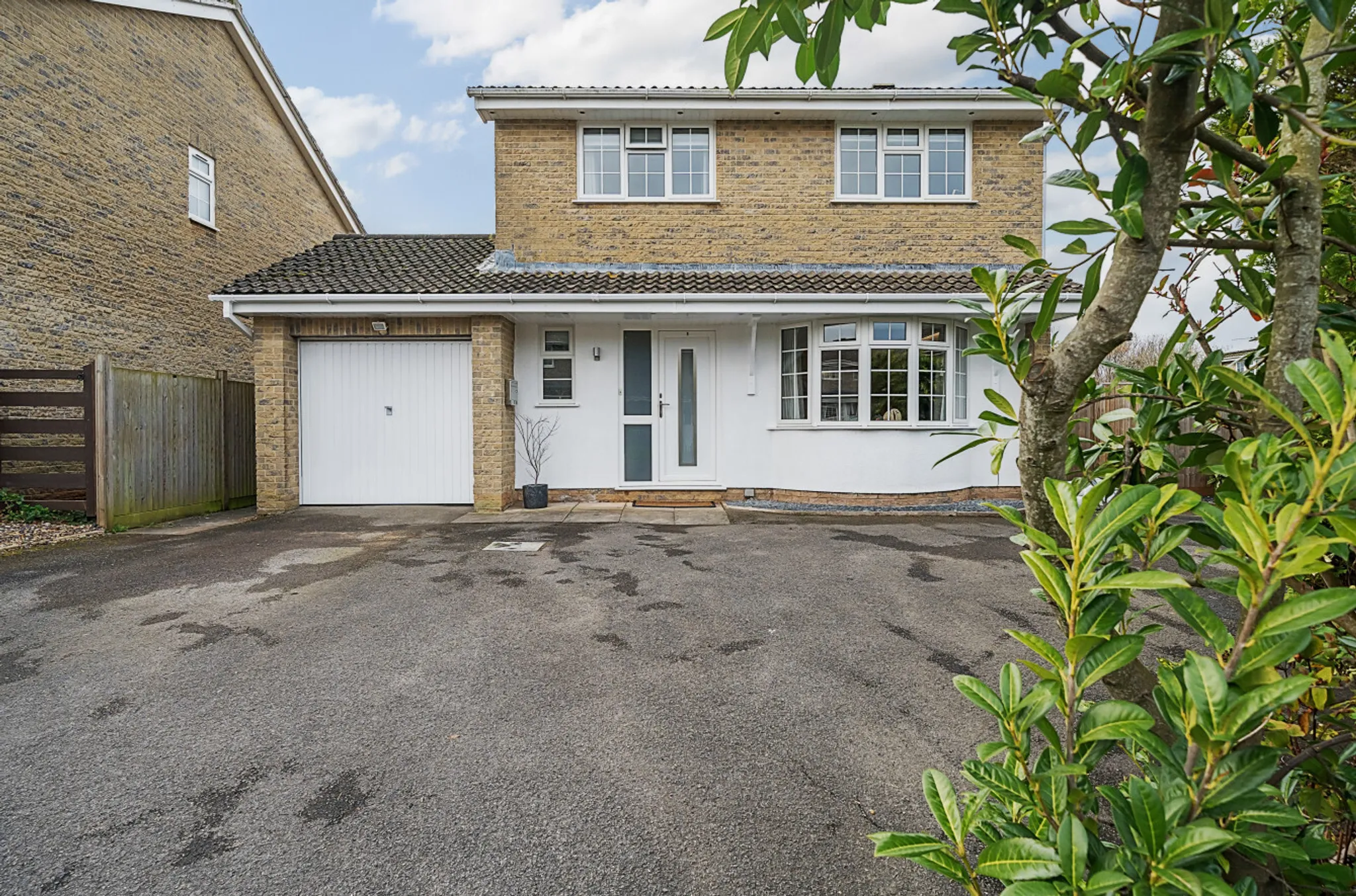 https://mr0.homeflow-assets.co.uk/files/photo/image/45696/8706/_x_/40578887.jpg