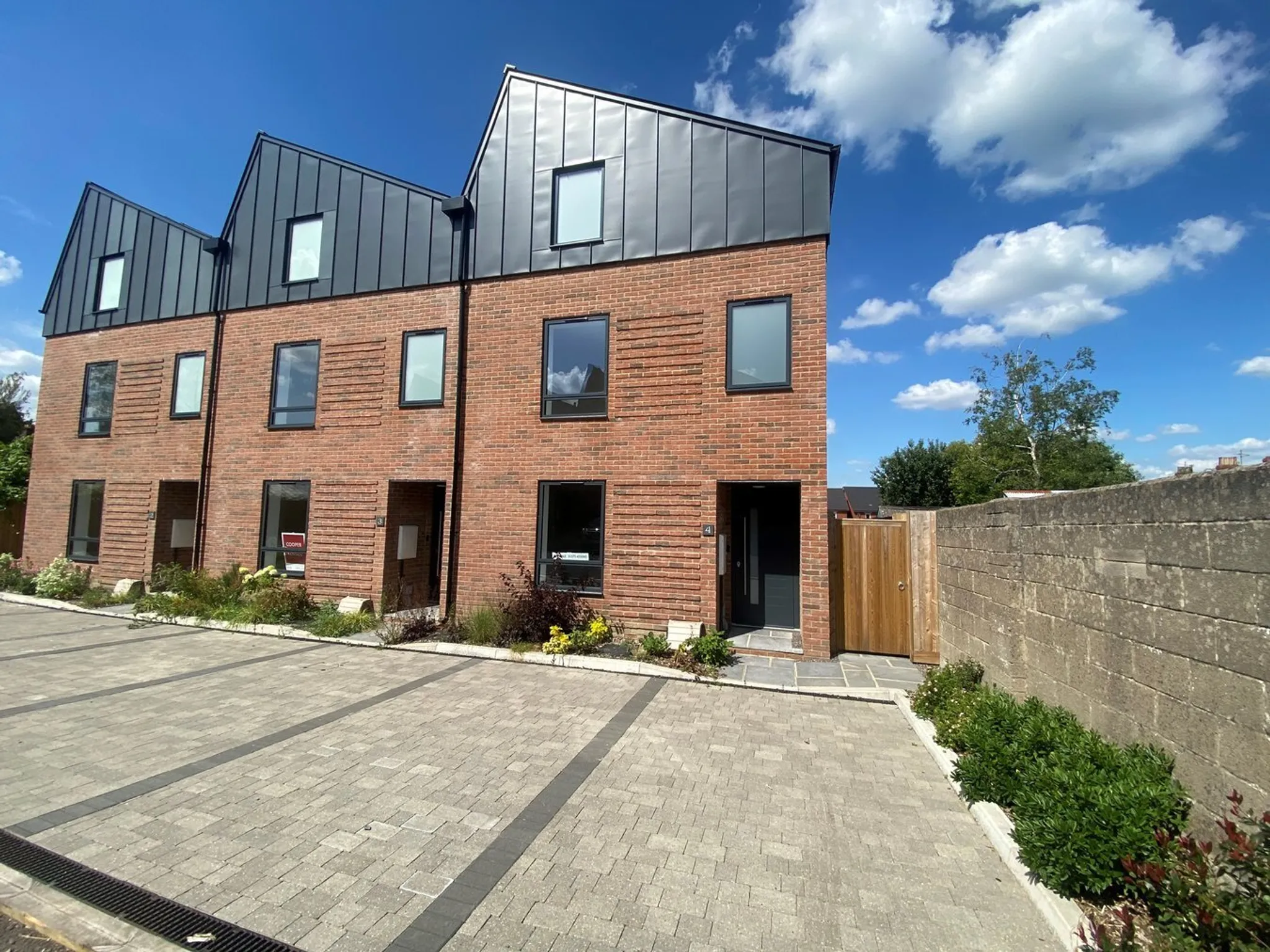 https://mr0.homeflow-assets.co.uk/files/photo/image/45787/0423/_x_/43701928.jpg