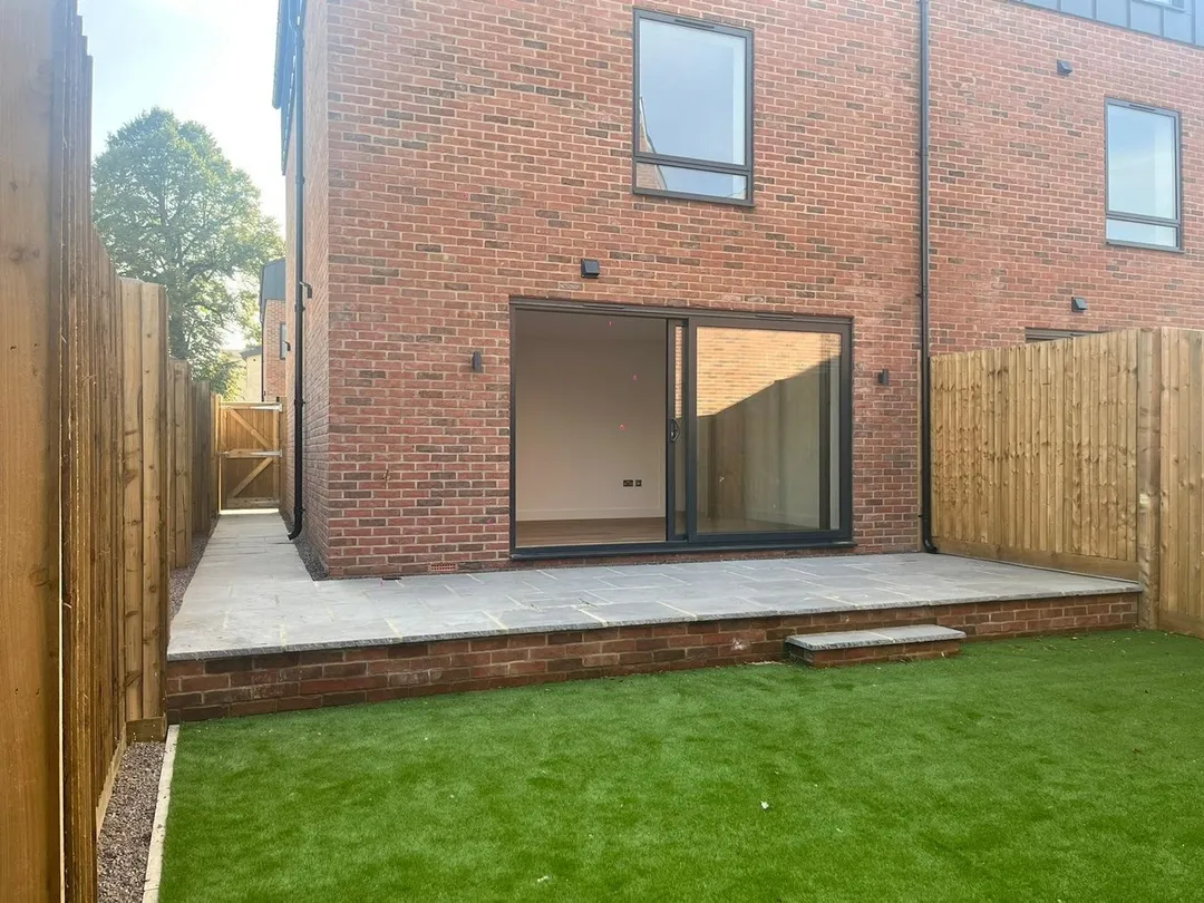 https://mr0.homeflow-assets.co.uk/files/photo/image/45787/0426/_x_/38061949.jpg