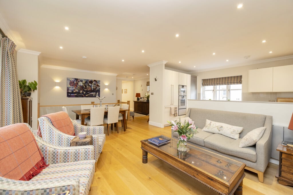 8 Rattray Crescent, Greenbank, Edinburgh, EH10 5TT Image 2