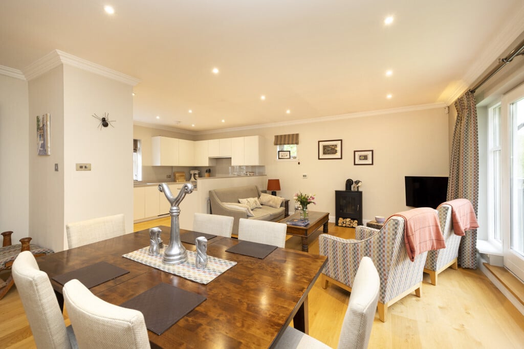 8 Rattray Crescent, Greenbank, Edinburgh, EH10 5TT Image 4