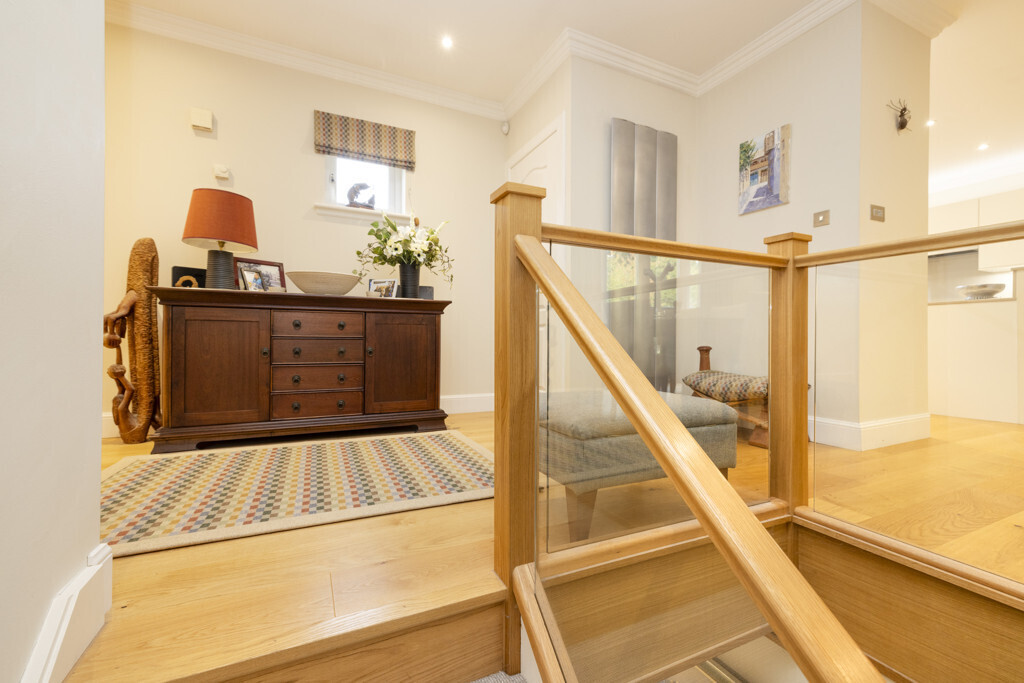 8 Rattray Crescent, Greenbank, Edinburgh, EH10 5TT Image 12