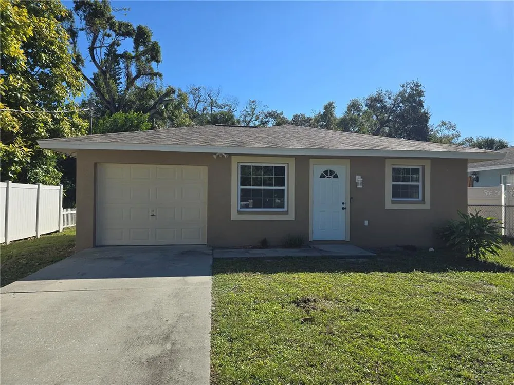1215 6th St W, Bradenton, FL 34205
