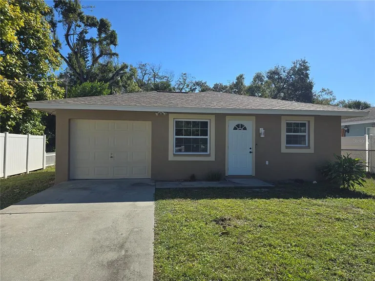 1215 6th St W, Bradenton, FL 34205