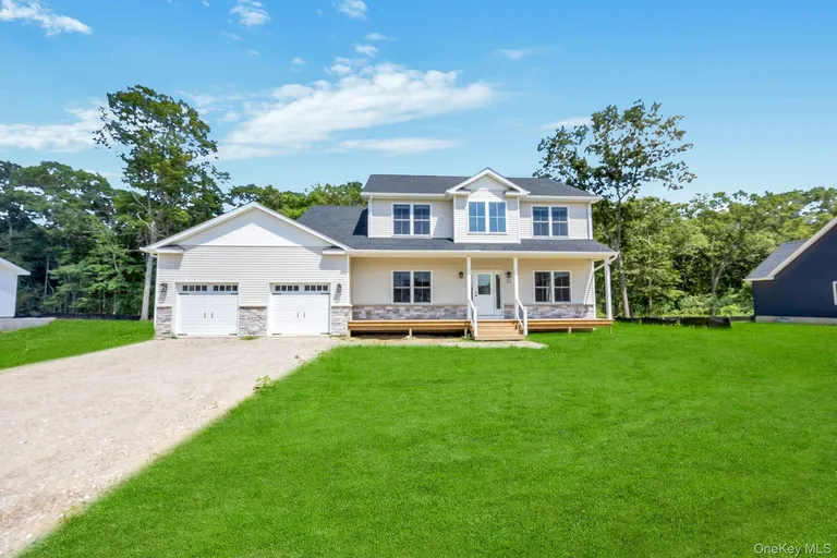36 Fox Run Ct, Ridge, NY 11961