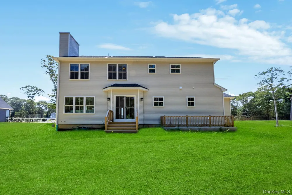 36 Fox Run Ct, Ridge, NY 11961