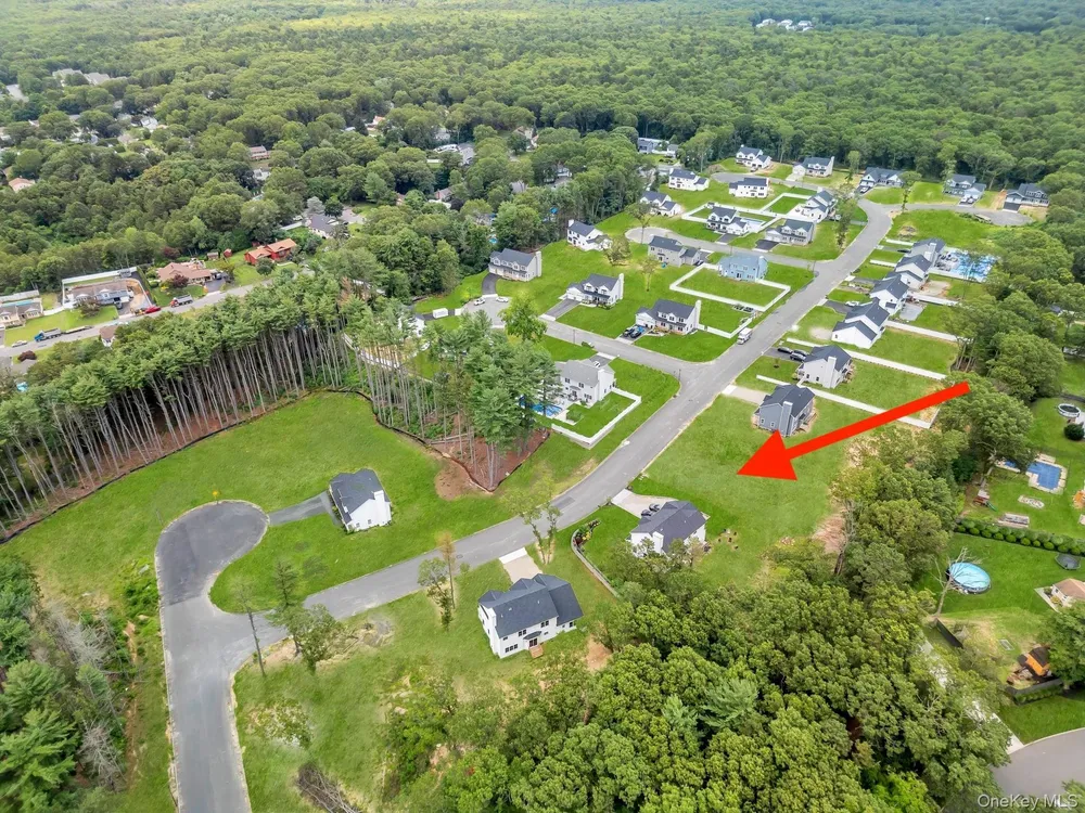 36 Fox Run Ct, Ridge, NY 11961