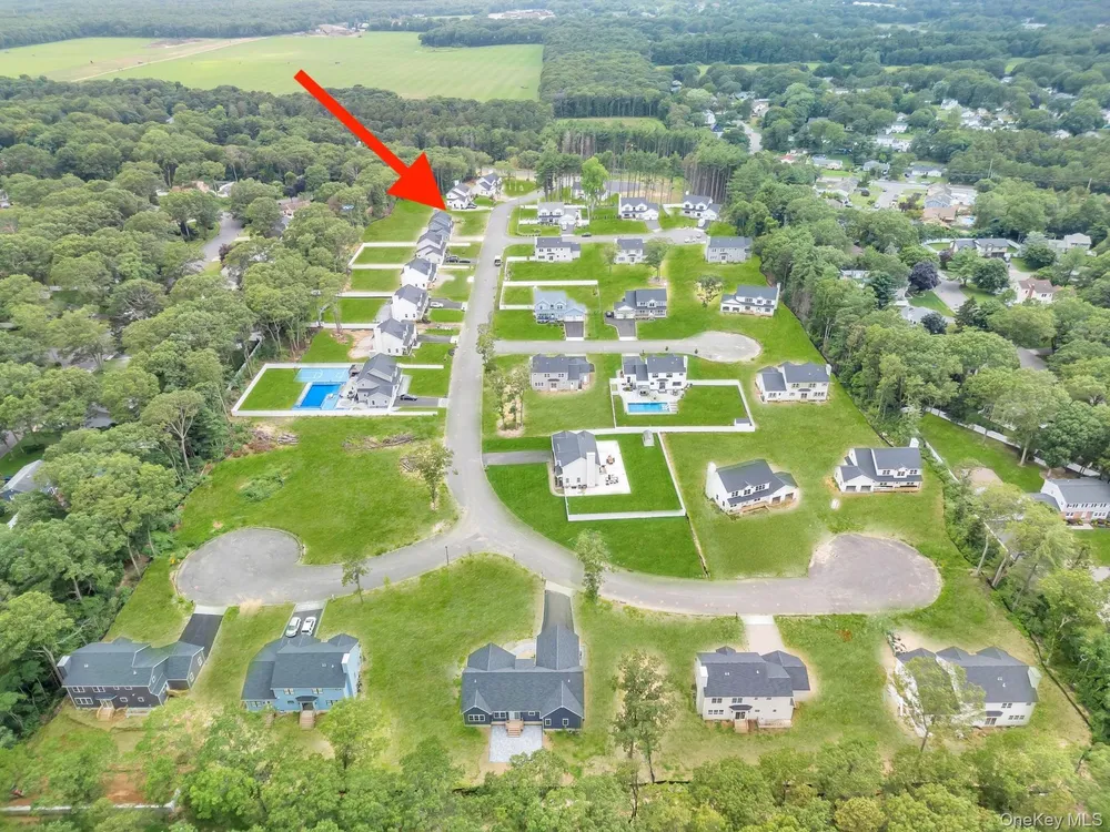 36 Fox Run Ct, Ridge, NY 11961
