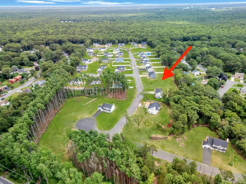 36 Fox Run Ct, Ridge, NY 11961