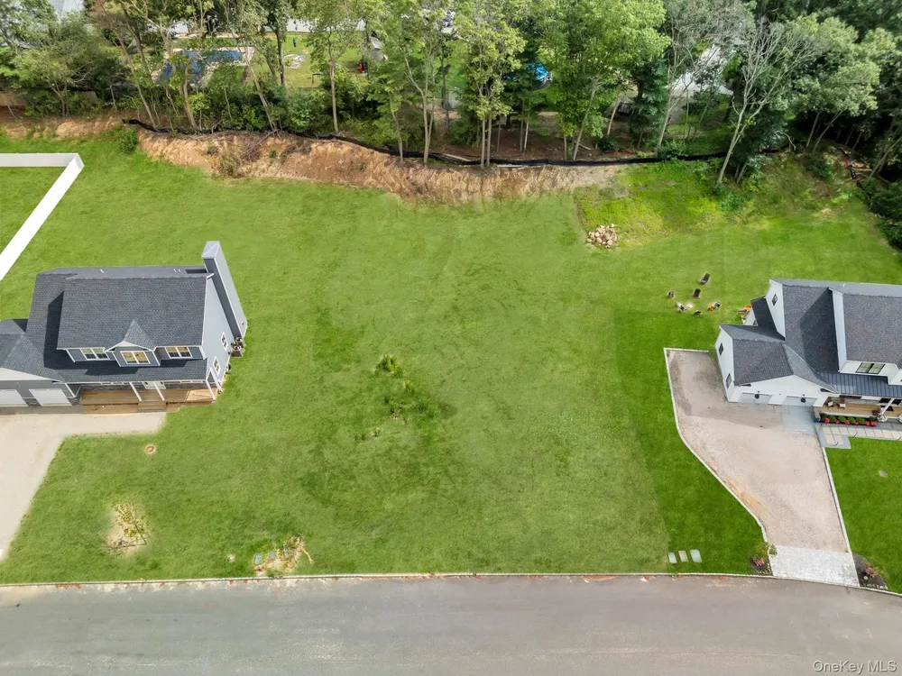 36 Fox Run Ct, Ridge, NY 11961