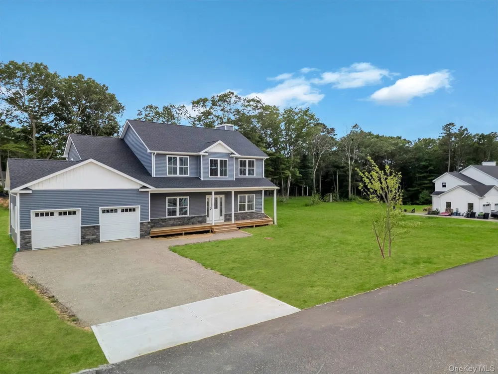 36 Fox Run Ct, Ridge, NY 11961