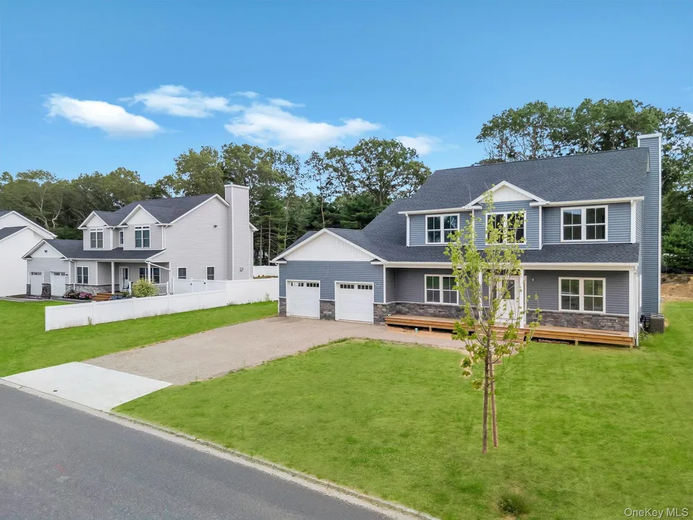 36 Fox Run Ct, Ridge, NY 11961