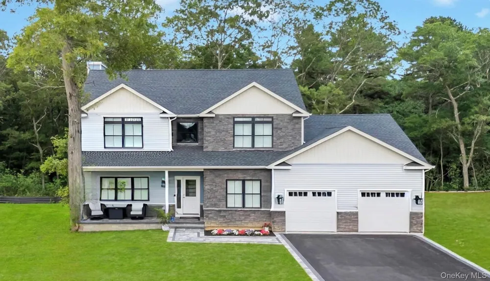 36 Fox Run Ct, Ridge, NY 11961