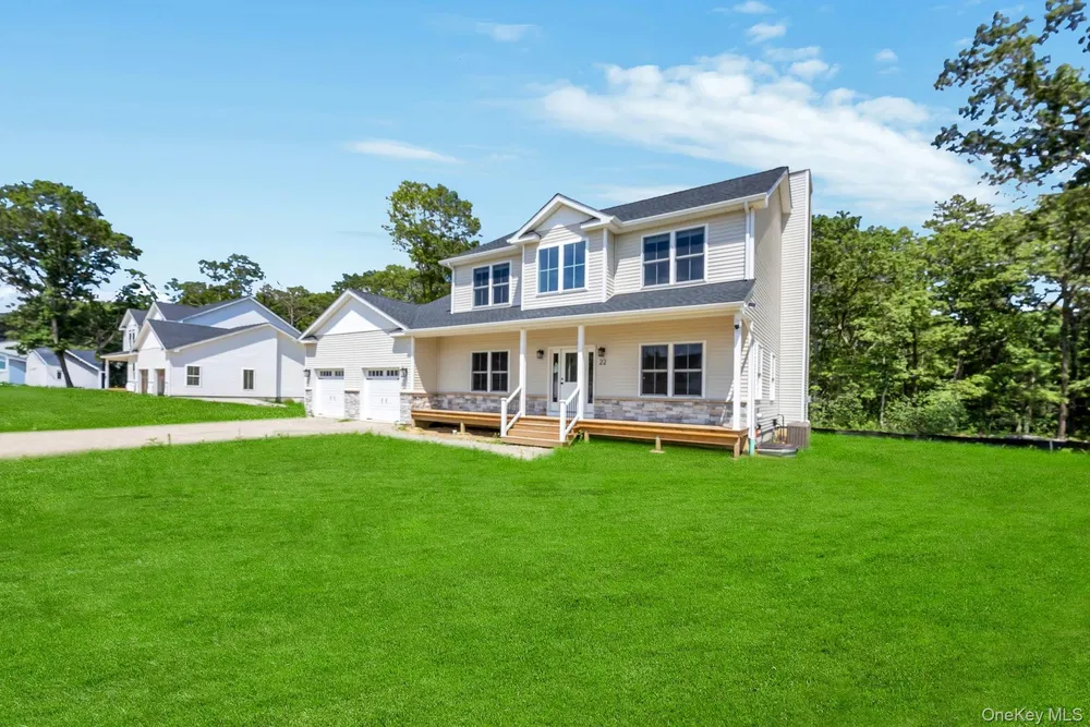 36 Fox Run Ct, Ridge, NY 11961