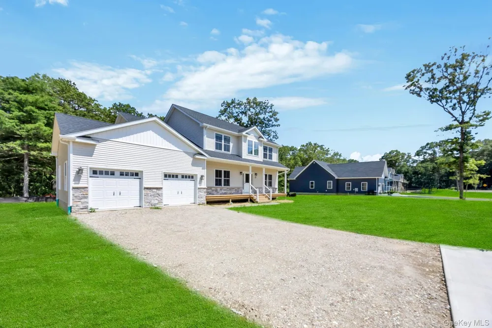 36 Fox Run Ct, Ridge, NY 11961