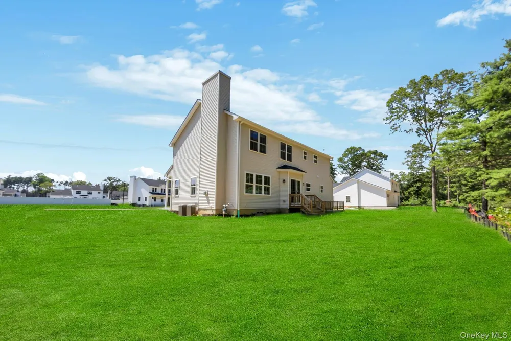 36 Fox Run Ct, Ridge, NY 11961