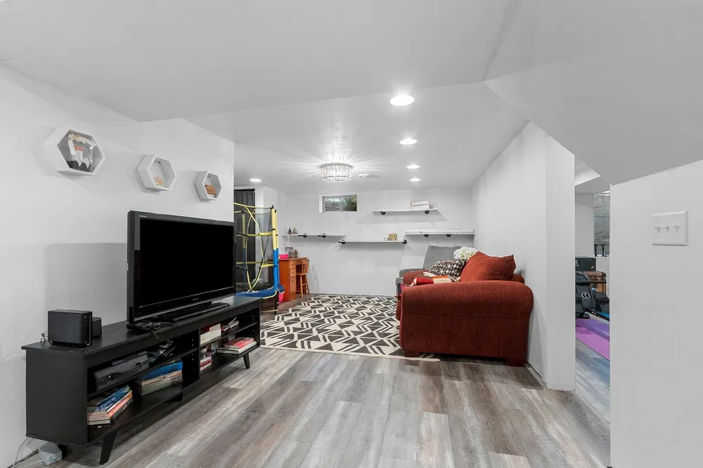 2317 E Serenade Ln, Green Bay, WI 54301