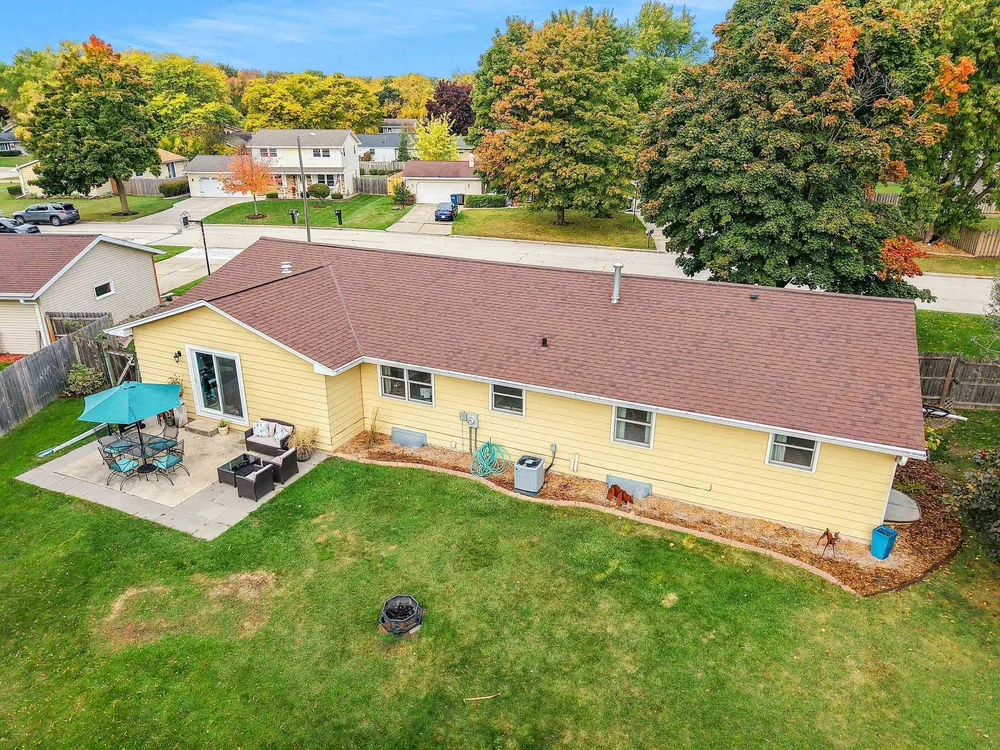 2317 E Serenade Ln, Green Bay, WI 54301