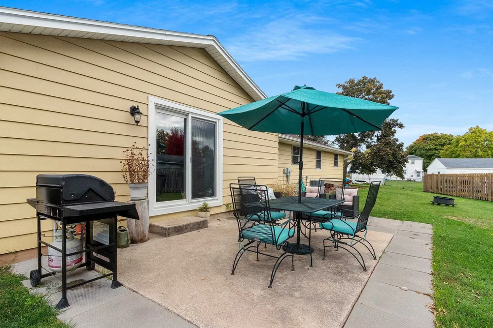 2317 E Serenade Ln, Green Bay, WI 54301
