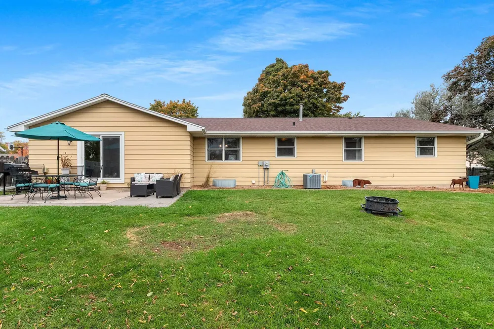 2317 E Serenade Ln, Green Bay, WI 54301