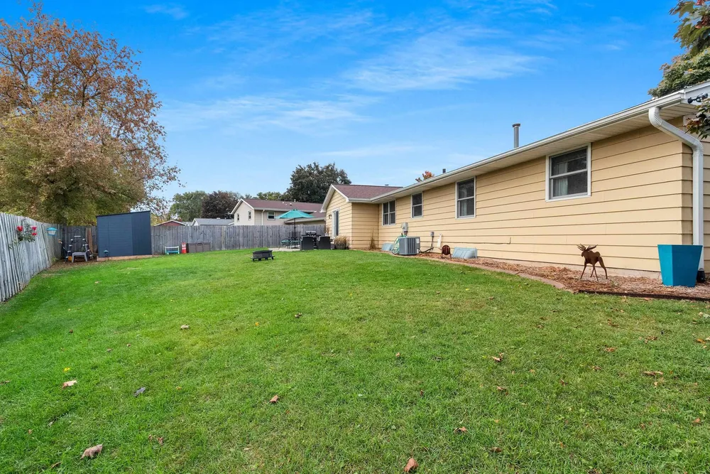 2317 E Serenade Ln, Green Bay, WI 54301