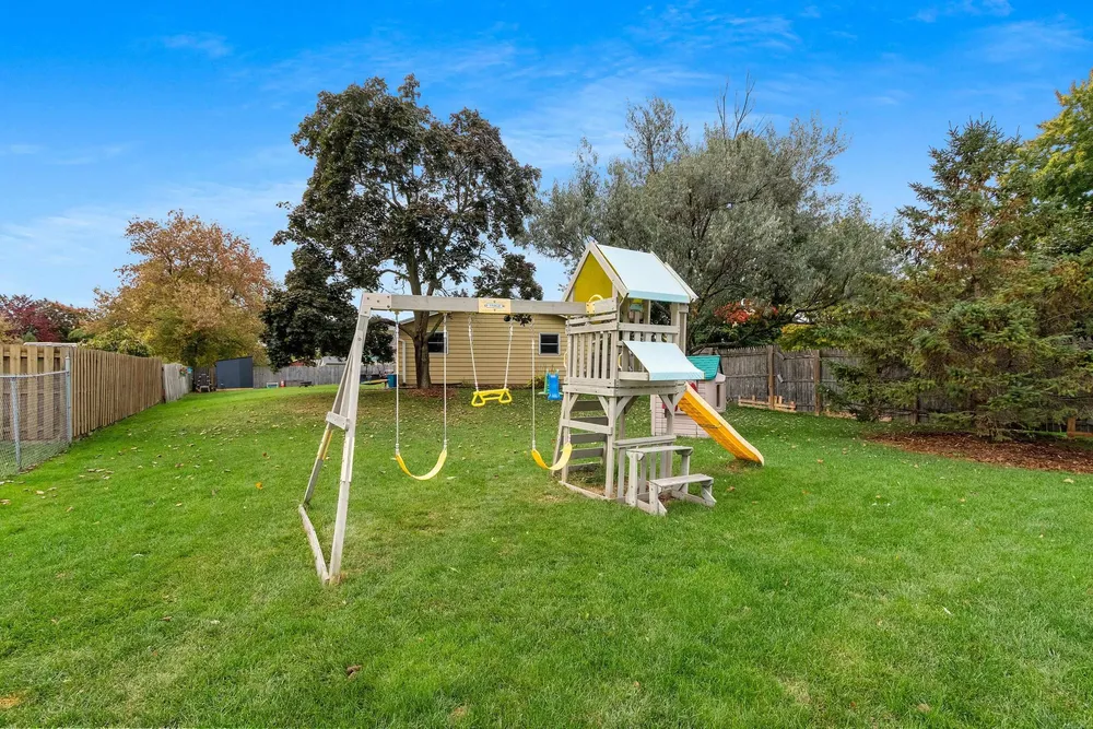 2317 E Serenade Ln, Green Bay, WI 54301