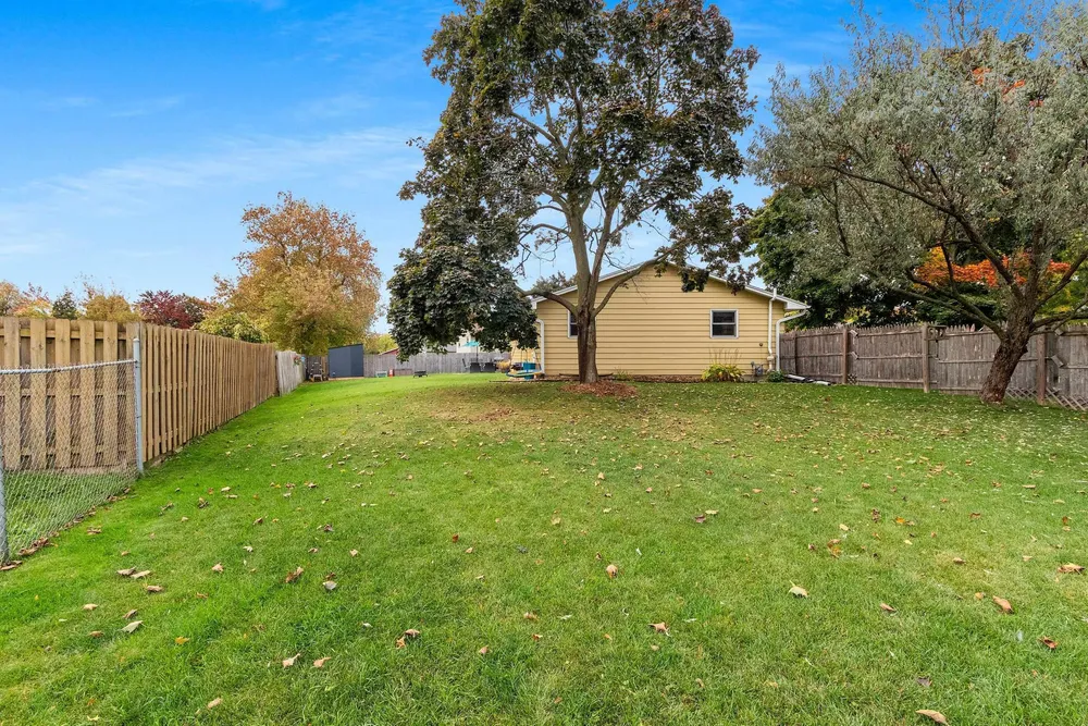 2317 E Serenade Ln, Green Bay, WI 54301