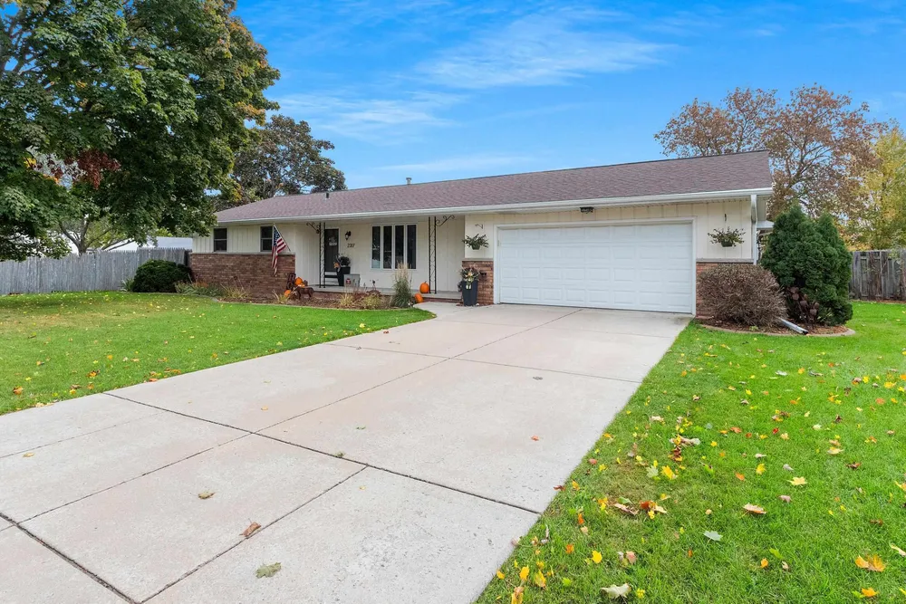 2317 E Serenade Ln, Green Bay, WI 54301
