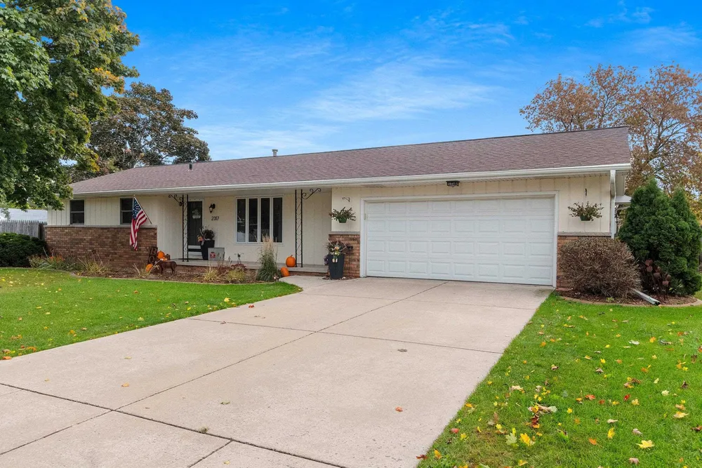 2317 E Serenade Ln, Green Bay, WI 54301