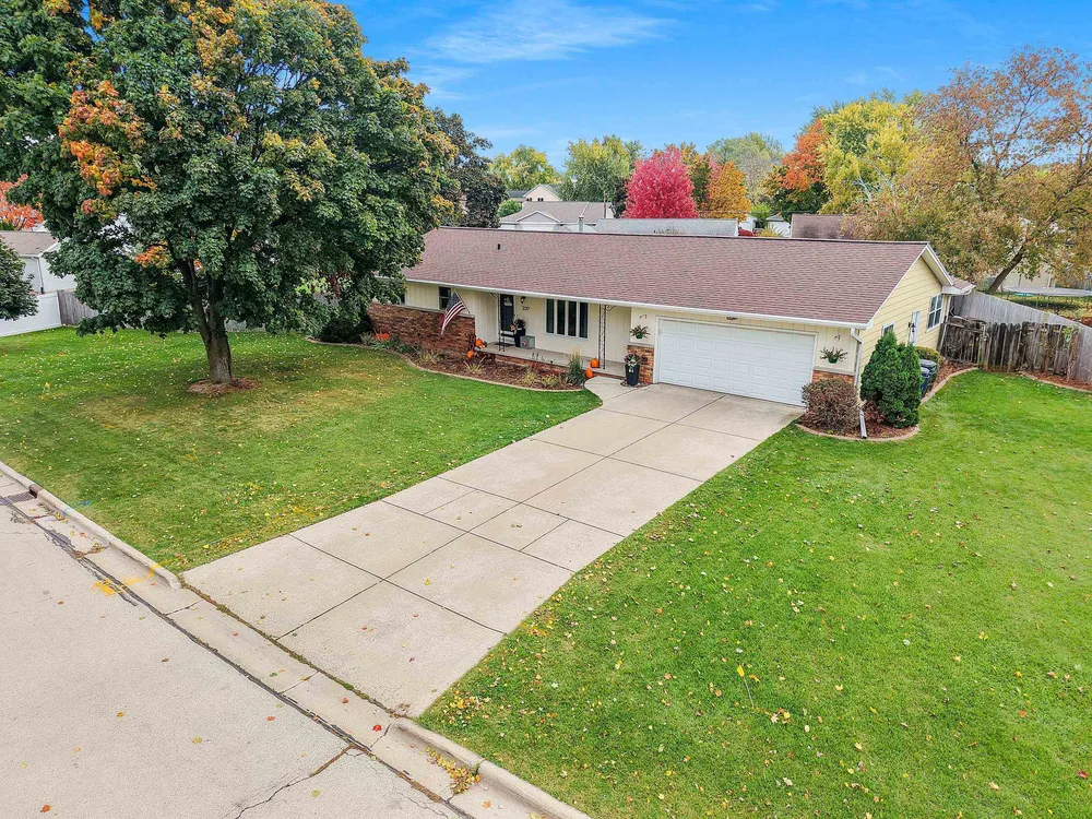 2317 E Serenade Ln, Green Bay, WI 54301