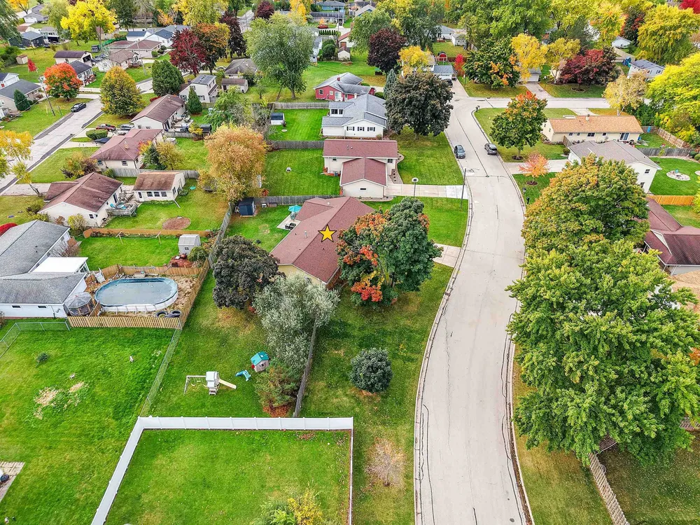 2317 E Serenade Ln, Green Bay, WI 54301