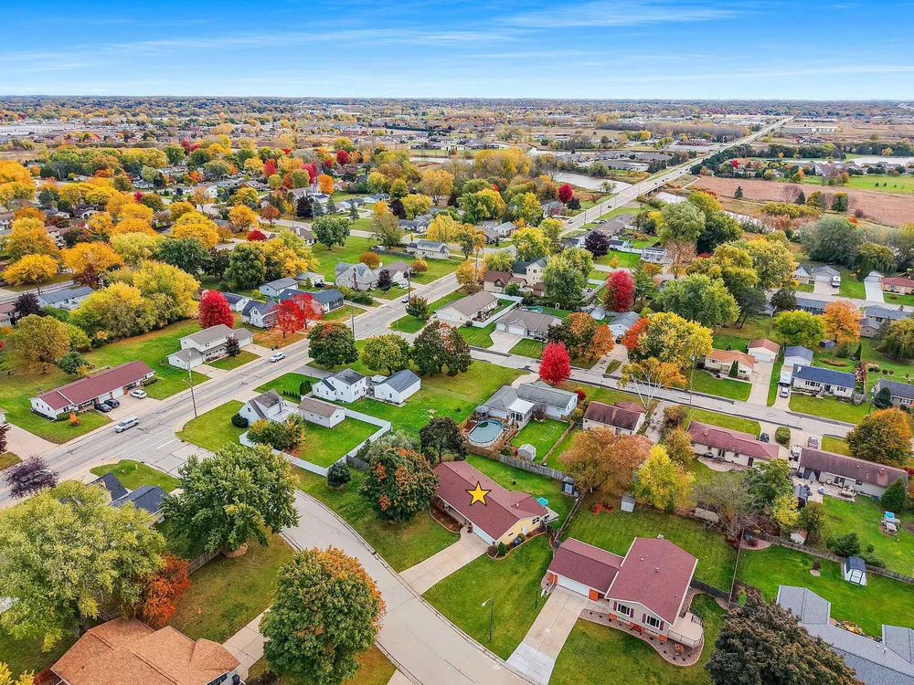 2317 E Serenade Ln, Green Bay, WI 54301
