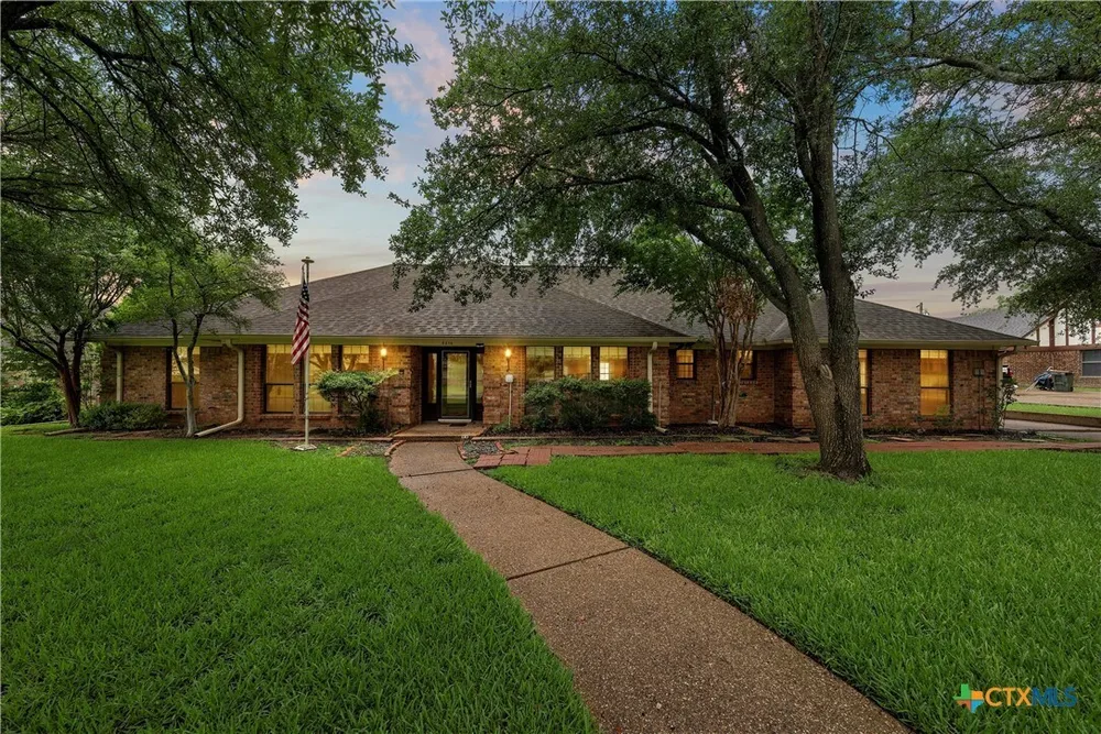 8216 Teakwood Dr, Woodway, TX 76712
