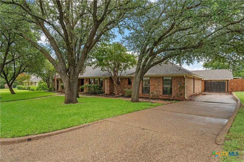 8216 Teakwood Dr, Woodway, TX 76712