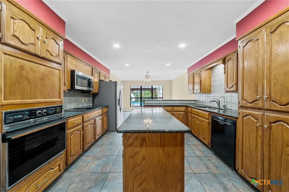8216 Teakwood Dr, Woodway, TX 76712