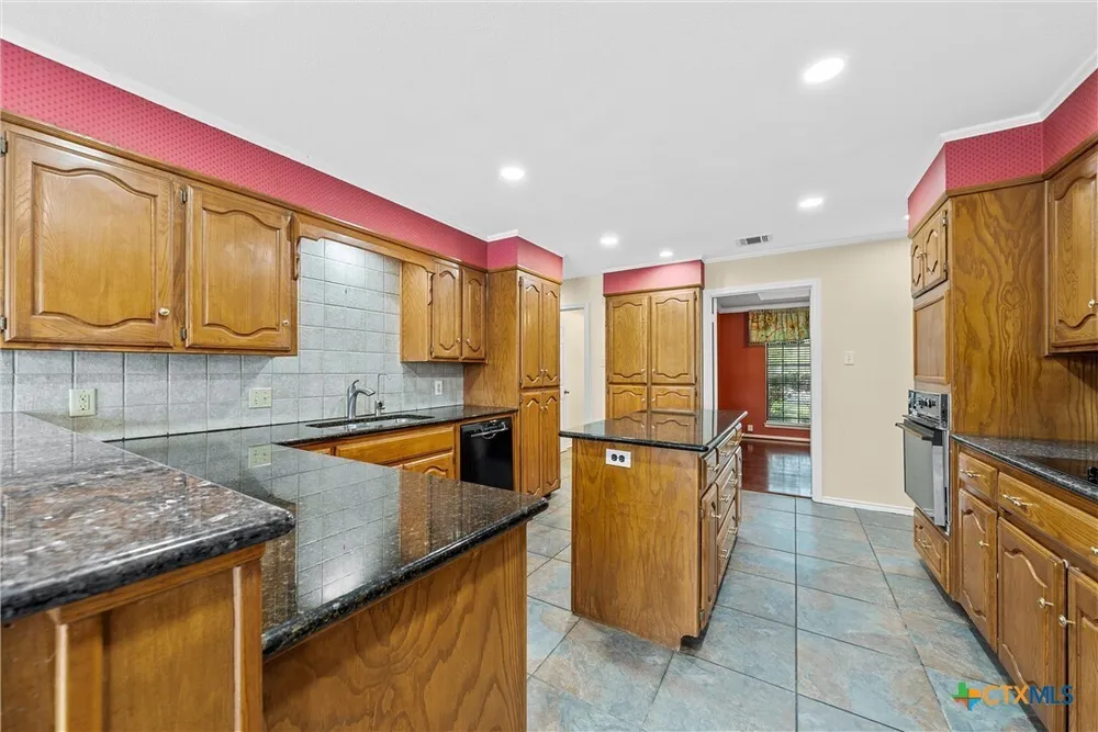 8216 Teakwood Dr, Woodway, TX 76712