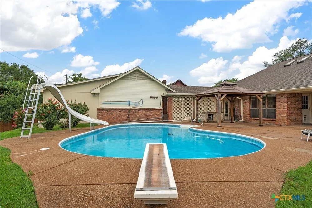 8216 Teakwood Dr, Woodway, TX 76712
