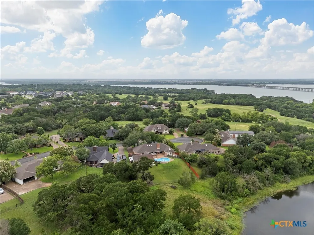 8216 Teakwood Dr, Woodway, TX 76712