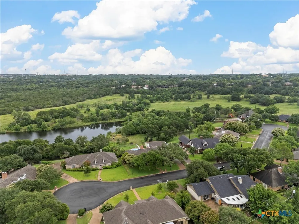 8216 Teakwood Dr, Woodway, TX 76712