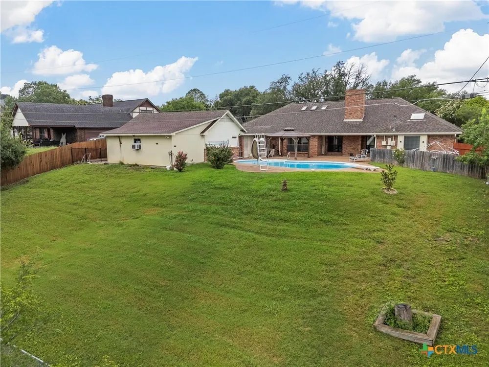 8216 Teakwood Dr, Woodway, TX 76712