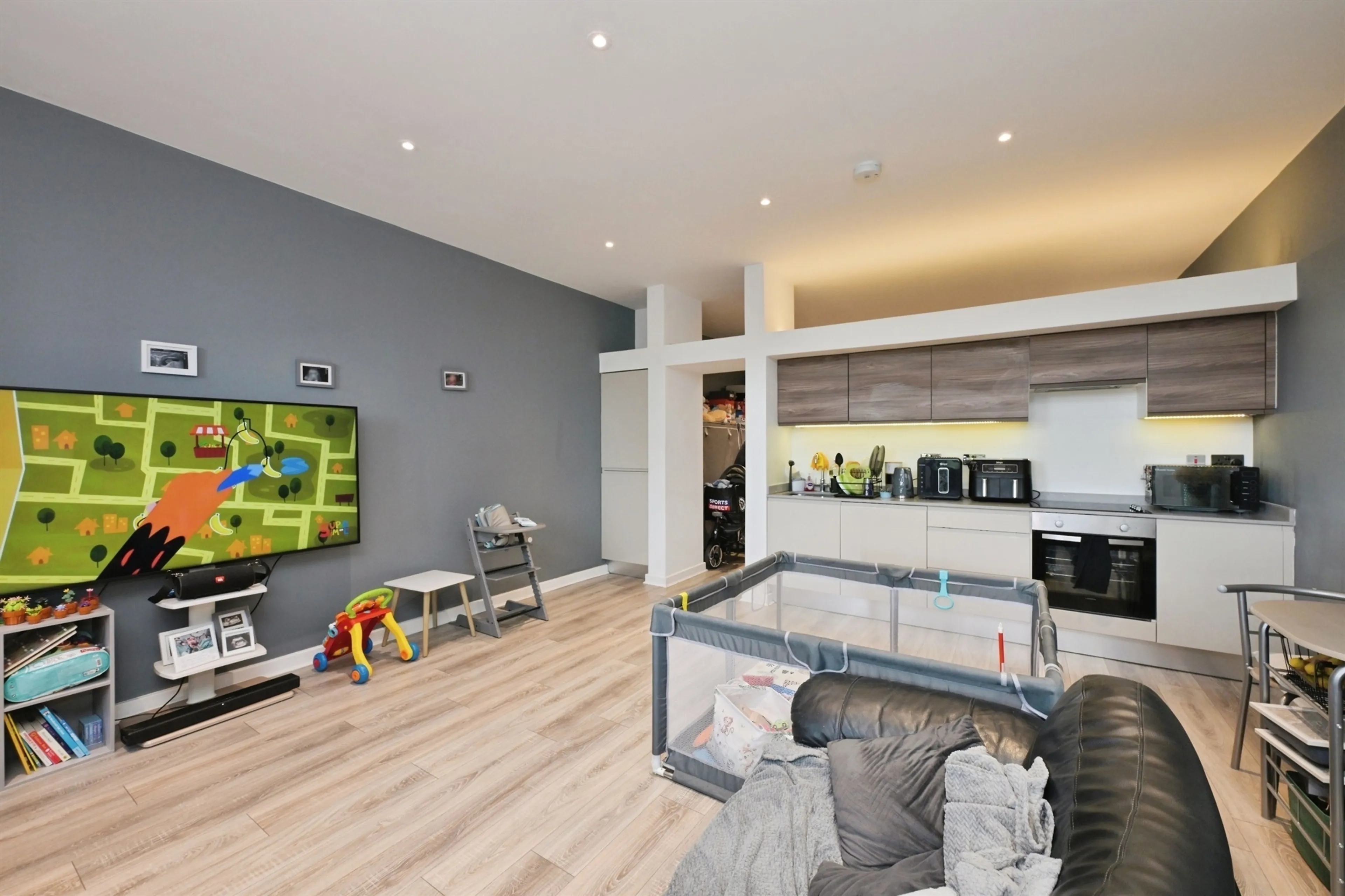 Property at High Road, Broxbourne