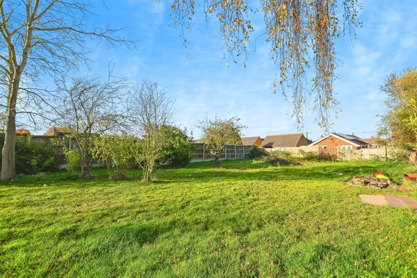 Point Clear Road, St. Osyth, Clacton-...