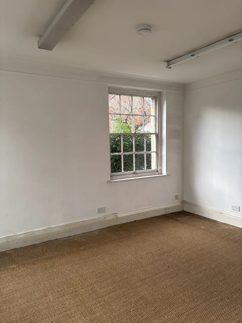 https://mr0.homeflow-assets.co.uk/files/photo/image/46307/4074/_x_/718f6e6f-b29e-43c6-b403-d4ee0851b731_web.jpg