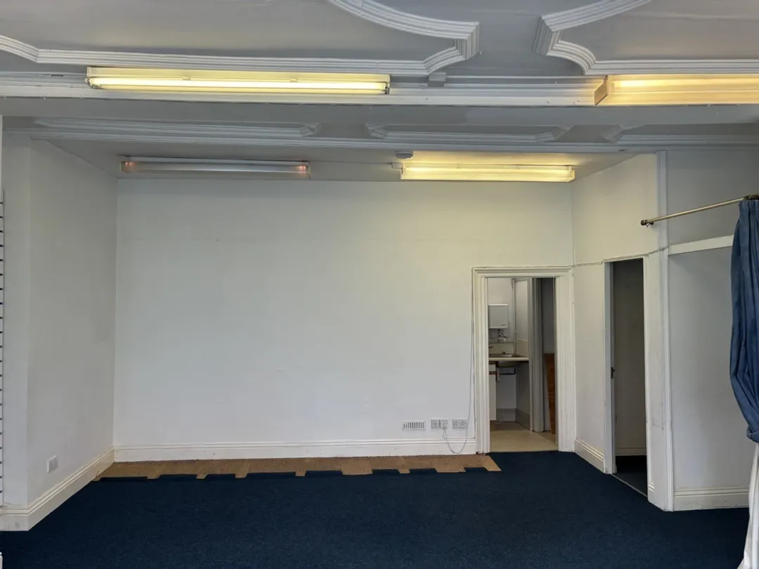 https://mr0.homeflow-assets.co.uk/files/photo/image/46307/4076/_x_/52ec67b9-9437-4525-82c6-3b5e06dce835_web.jpg