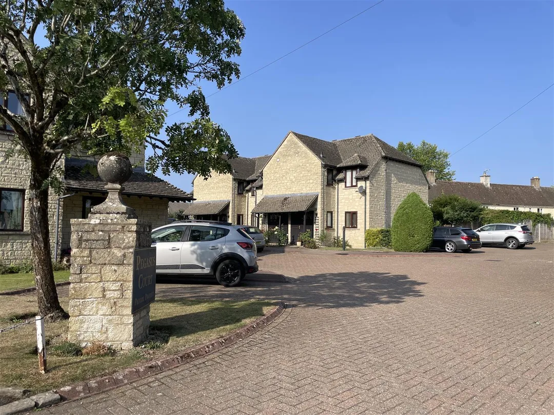 https://mr0.homeflow-assets.co.uk/files/photo/image/46308/8695/_x_/il8eXWnmpUC-2nIANIMWvQ.jpg