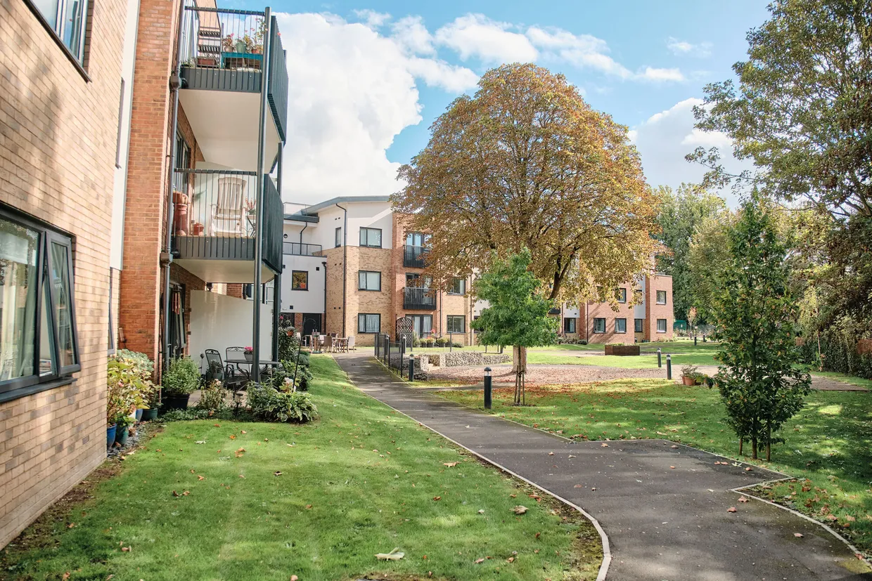 Old Schools Lane, Epsom, KT17 photo 33