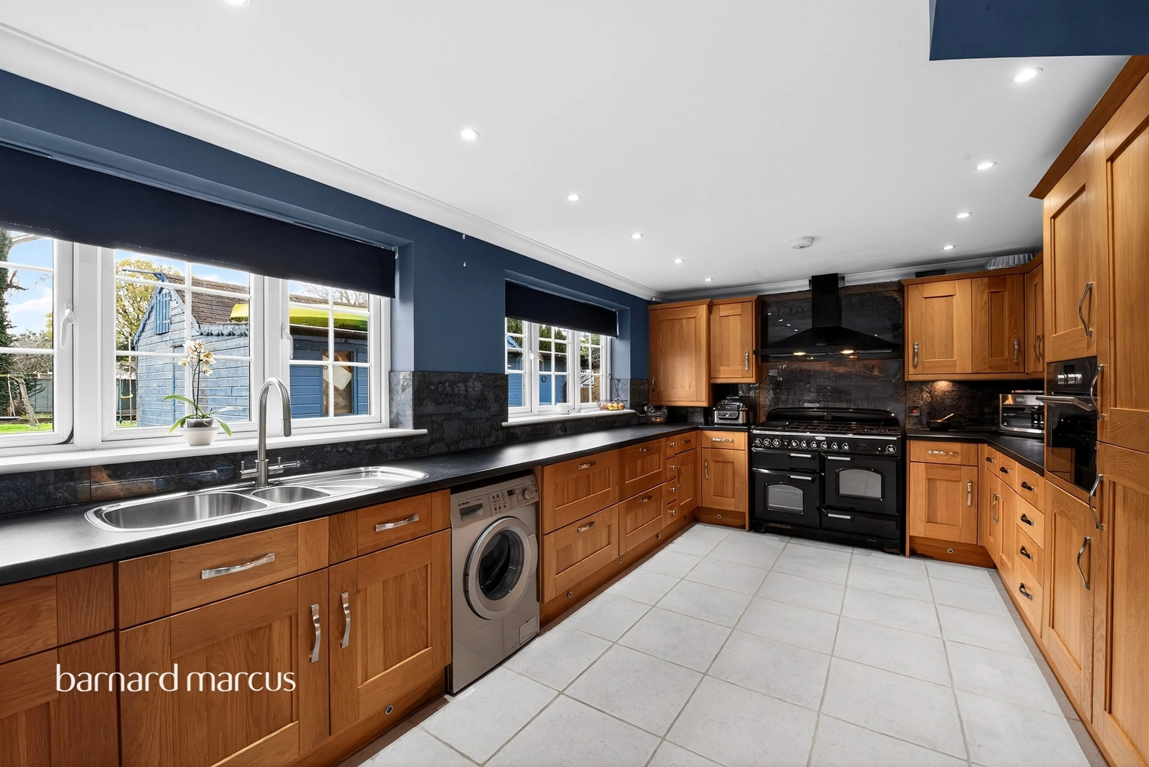Property at Queens Way, Hanworth Park